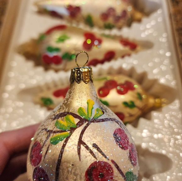 Commodore Christmas Classics Hand Decorated Glass Ornaments, Set of 4 - Picture 5 of 6